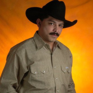 emilio-navaira-posing-for-pic-picture